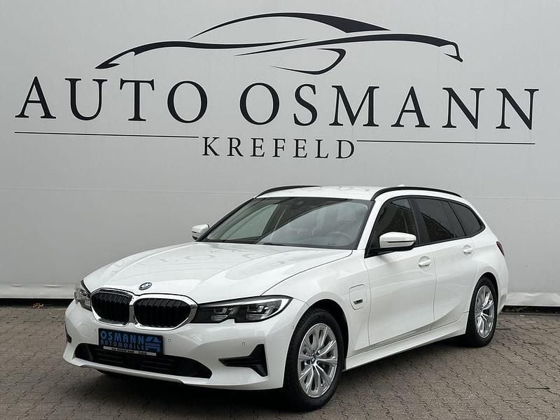 Alpinweiss iii Gebraucht 2022 BMW 330e Advantage Kombi | 24.950 € (Guter Preis) - Bild 1/4