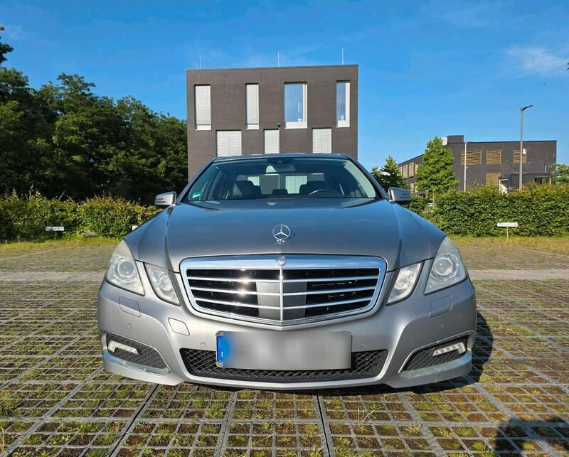 Silber Gebraucht 2009 Mercedes E350 Avantgarde Limousine | 8.599 € (Superpreis) - Bild 1/4