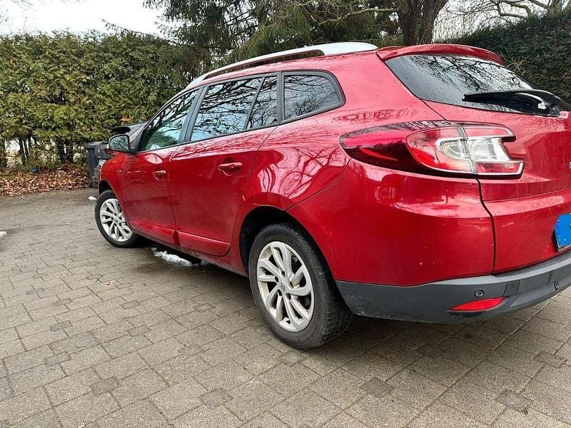 Gebraucht Renault Mégane III LIMITED 132 PS (97 kW) 2015 Rot Limousine