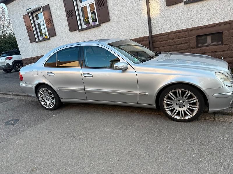 Gebraucht Mercedes E220 2003 Grau Limousine