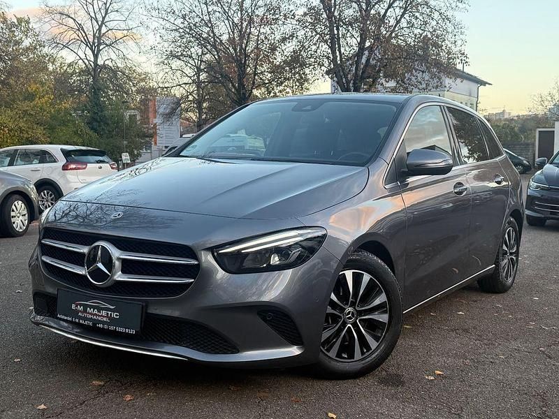 Grau Gebraucht 2021 Mercedes B200 Van / Kleinbus | 20.999 € - Bild 1/4