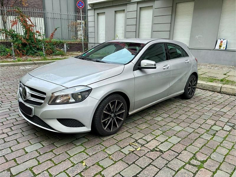 Silber Gebraucht 2012 Mercedes A180 Limousine | 12.500 € (Fairer Preis) - Bild 1/4