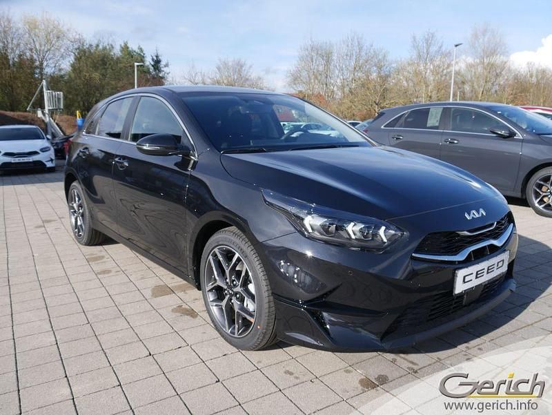 Neu Kia Ceed 99 PS (72 kW) 2025 Schwarz Kleinwagen