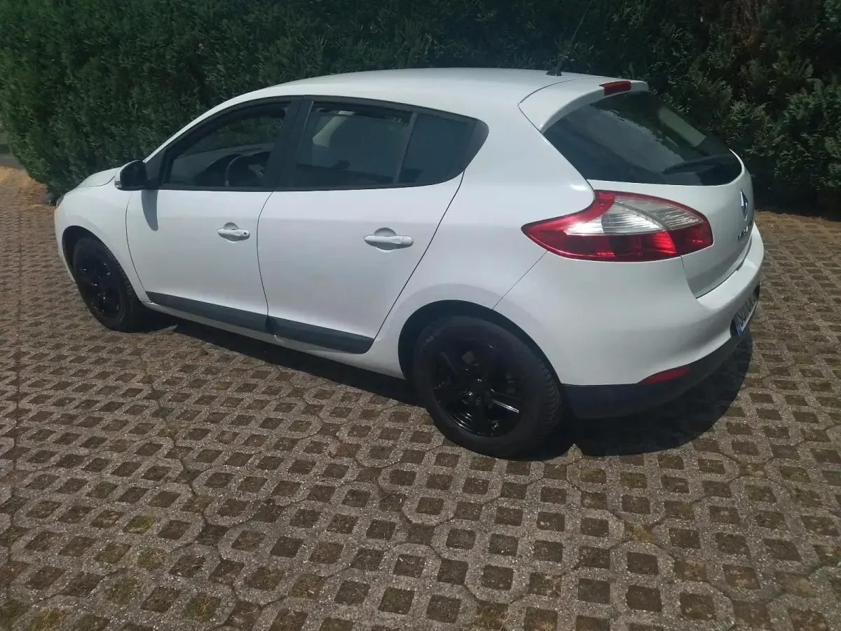Gebraucht Renault Mégane III 106 PS (77 kW) 2011 Weiß Limousine