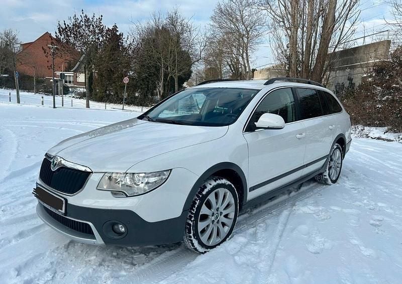 Gebraucht Skoda Superb 170 PS (125 kW) 2012 Weiß Kombi
