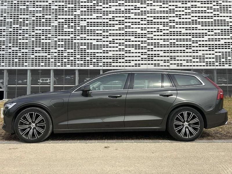 Grau Gebraucht 2021 Volvo V60 Kombi | 27.400 € (Superpreis) - Bild 1/4