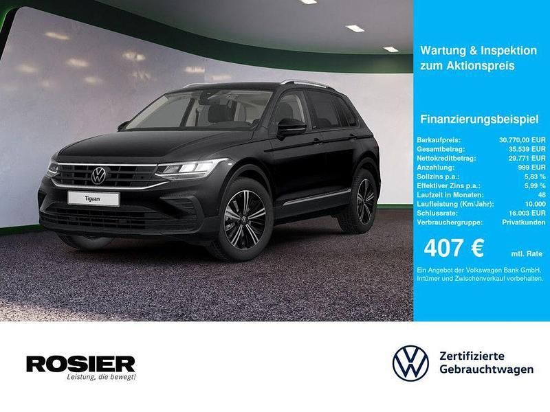 Schwarz / deep black (metallic) Gebraucht 2022 VW Tiguan Active SUV | 30.770 € (Superpreis) - Bild 1/4