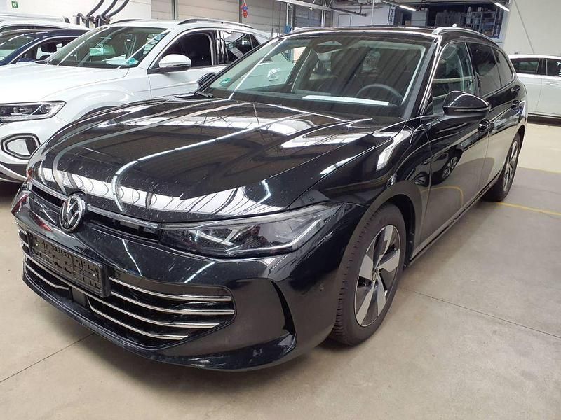 Grenadillschwarz metallic Gebraucht 2025 VW Passat Elegance Kombi | 37.880 € (Superpreis) - Bild 1/4