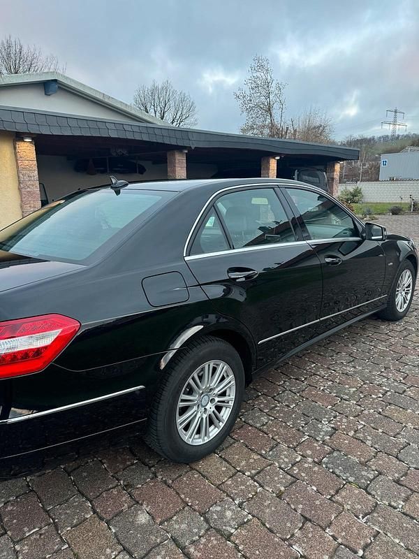 Gebraucht Mercedes E200 Elegance 184 PS (135 kW) 2010 Schwarz Limousine