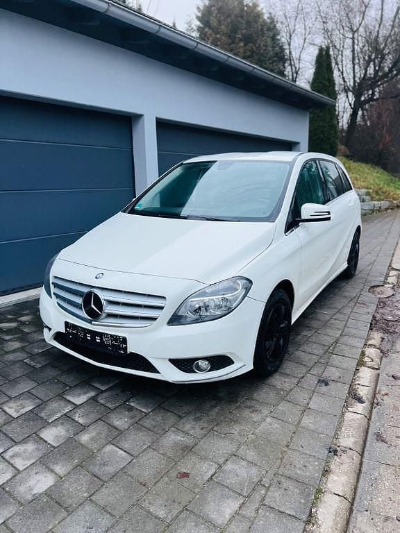 Weiß Gebraucht 2012 Mercedes B180 Van / Kleinbus | 5.200 € (Superpreis) - Bild 1/4