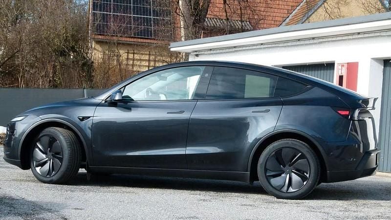Neu Tesla Model Y Performance 378 kW (514 PS) 2026 Schwarz SUV