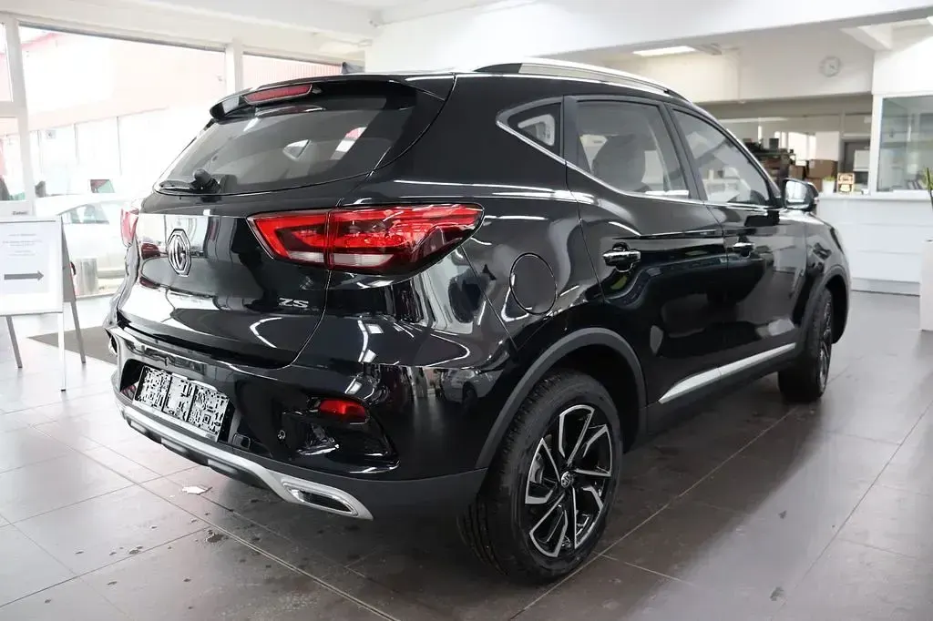 Neu MG ZS Luxury 106 PS (77 kW) 2025 Pebble black Limousine