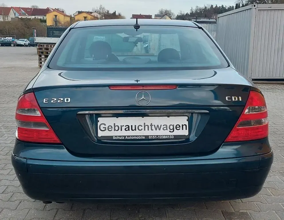 Używany Mercedes E220 Classic 150 KM (110 kW) 2005 Niebieski Sedan/Limuzyna