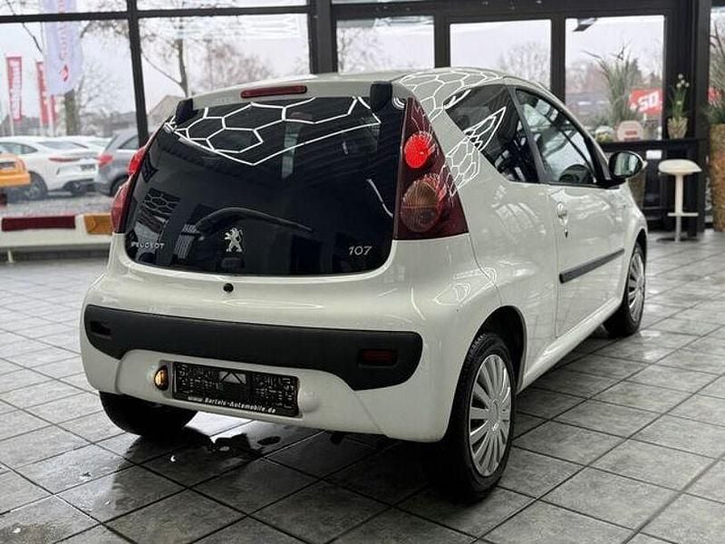 Gebraucht Peugeot 107 Active 68 PS (50 kW) 2012 Weiß Kleinwagen