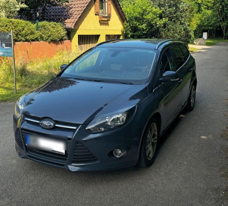 Grau Gebraucht 2012 Ford Focus Kombi | 3.800 € (Fairer Preis) - Bild 1/4
