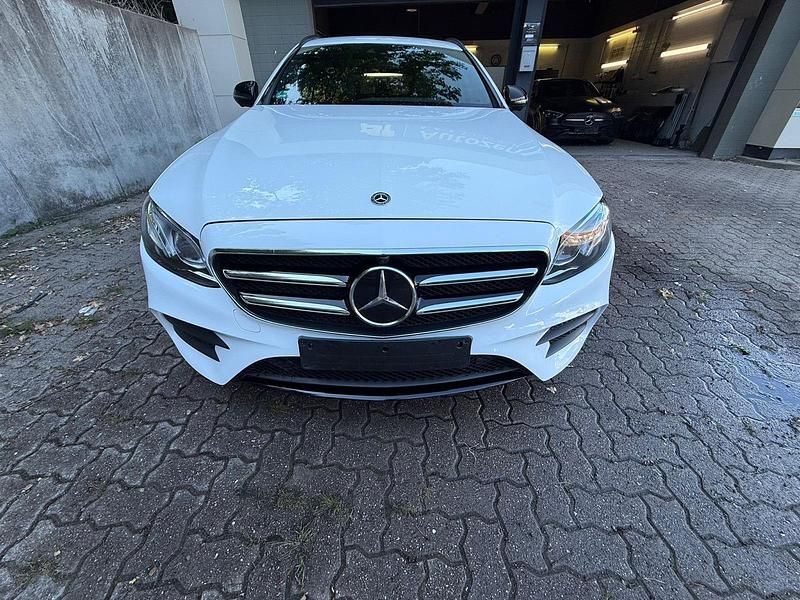 Weiß Gebraucht 2019 Mercedes E300 AMG Kombi | 21.250 € (Guter Preis) - Bild 1/4