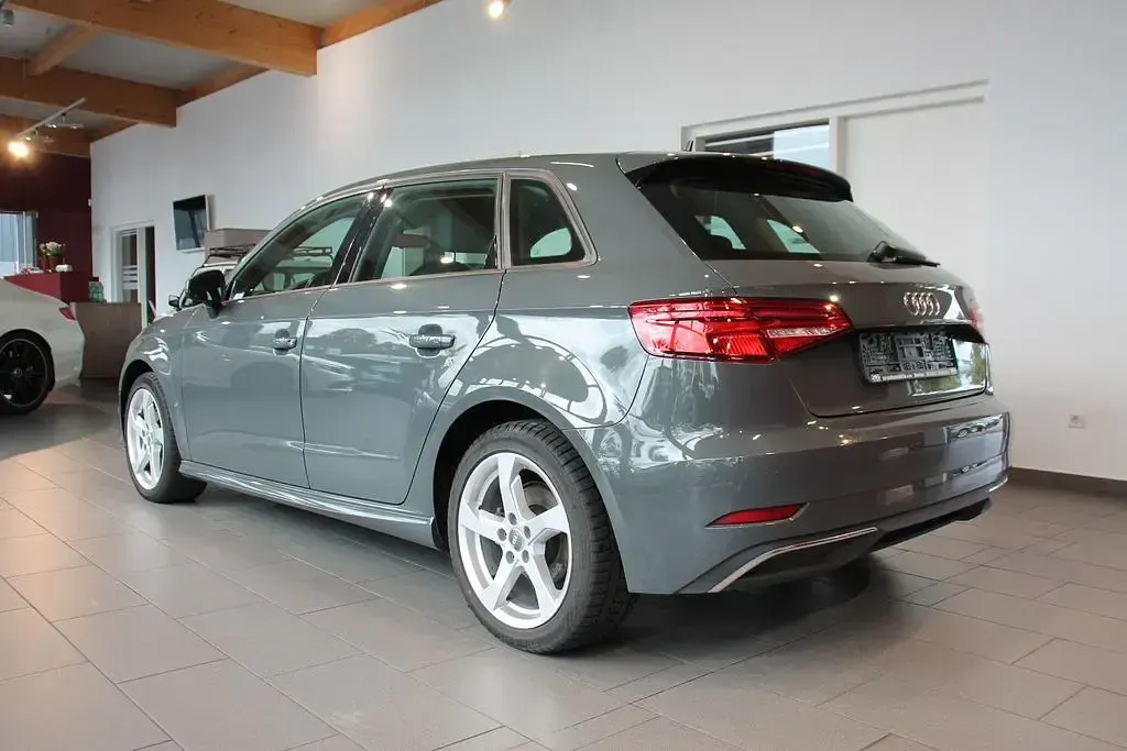 Gebraucht Audi A3 Sport 150 PS (110 kW) 2020 Nanograu Limousine