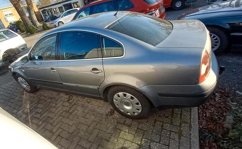 Gebraucht VW Passat 101 PS (74 kW) 2002 Grau Limousine