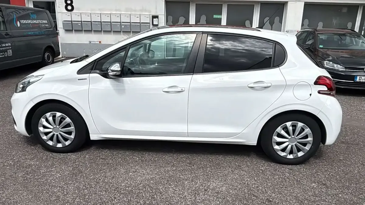 Gebraucht Peugeot 208 Style 82 PS (60 kW) 2018 Weiß Kleinwagen