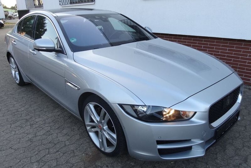 Silber Gebraucht 2018 Jaguar XE Prestige Limousine | 11.980 € - Bild 1/4