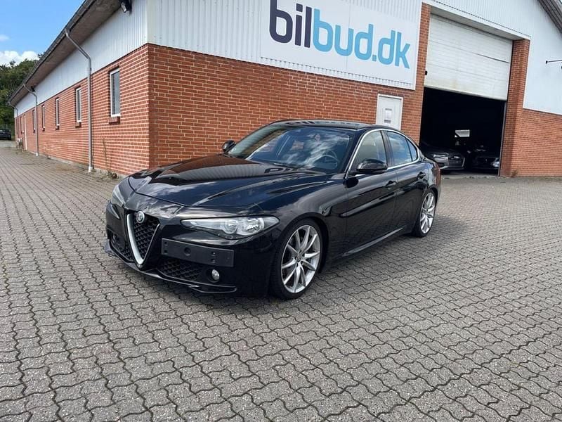 Schwarz Gebraucht 2016 Alfa Romeo Giulia Limousine | 11.300 € (Fairer Preis) - Bild 1/4