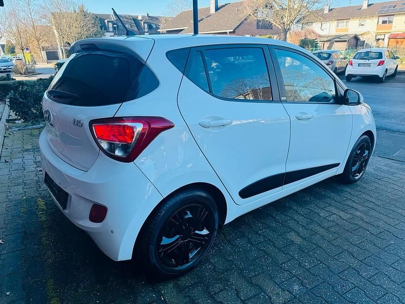 Gebraucht Hyundai i10 Passion 67 PS (49 kW) 2016 Weiß Kleinwagen