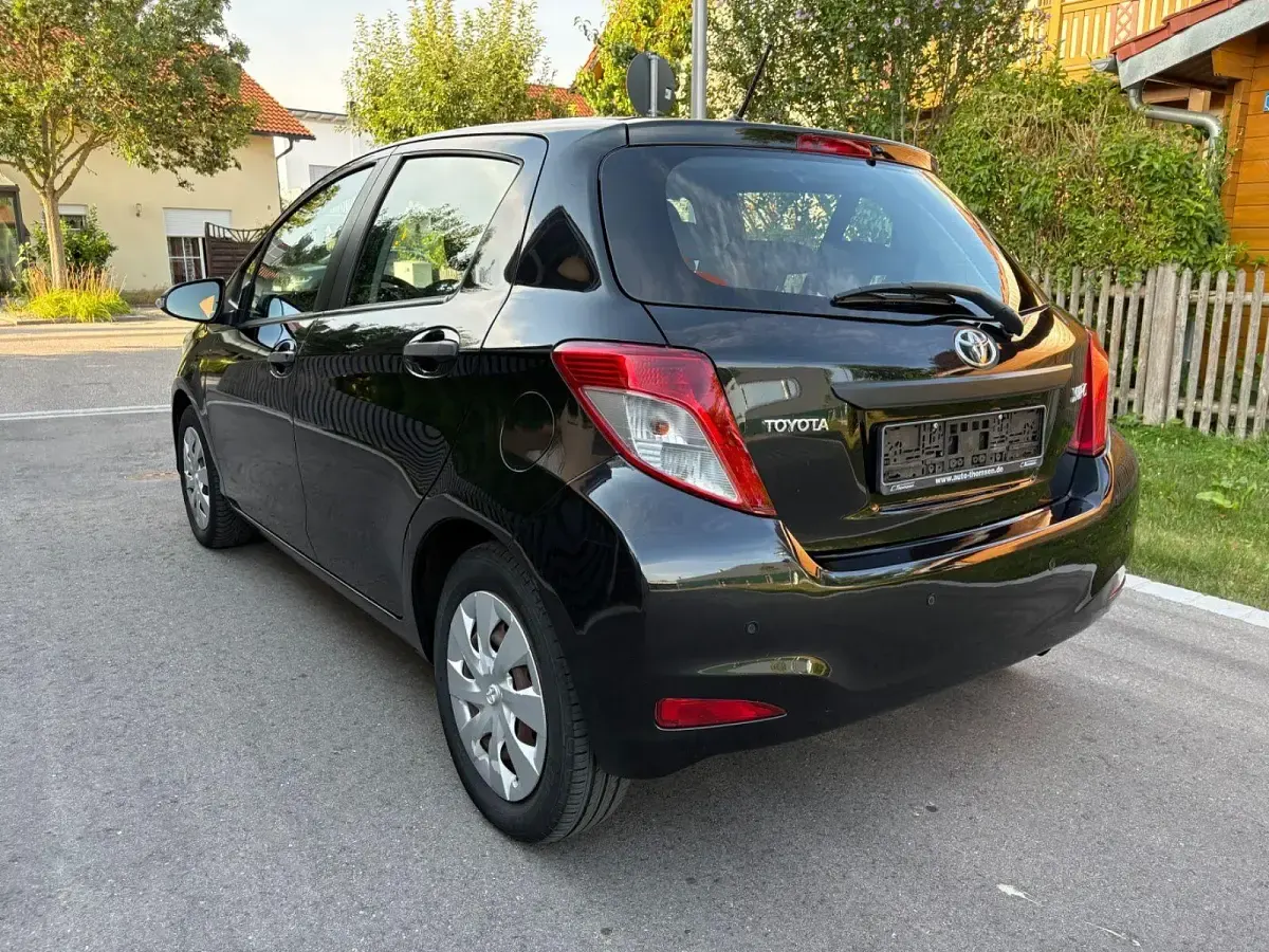 Gebraucht Toyota Yaris Cool 69 PS (50 kW) 2013 Schwarz Kleinwagen