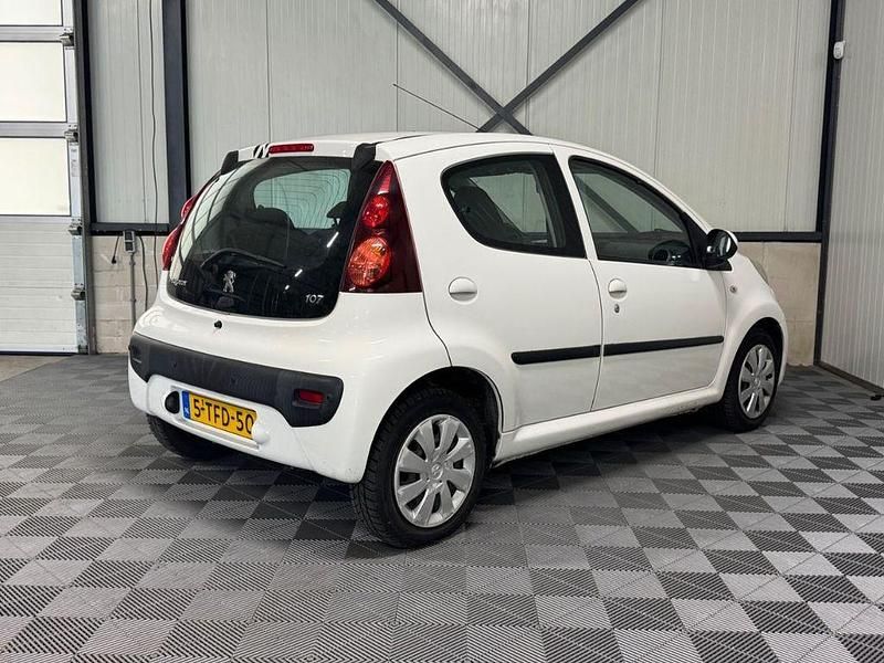 Gebraucht Peugeot 107 Active 68 PS (50 kW) 2014 Weiß Kleinwagen