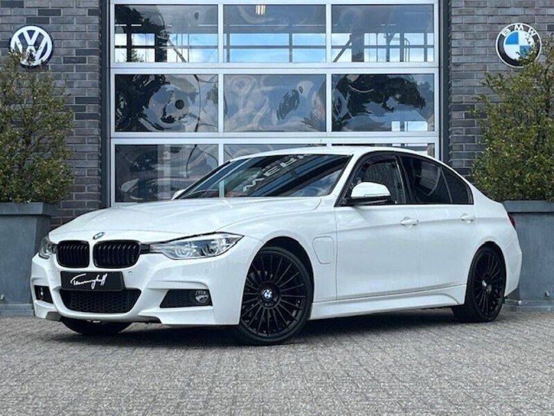 Weiß Gebraucht 2016 BMW 330e iPerformance Limousine | 18.845 € (Fairer Preis) - Bild 1/4