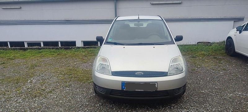Grau Gebraucht 2004 Ford Fiesta Viva Limousine | 1.299 € (Fairer Preis) - Bild 1/3