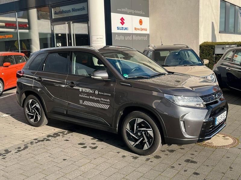 Grau Gebraucht 2025 Suzuki Vitara Comfort+ SUV | 28.290 € (Etwas zu teuer) - Bild 1/4