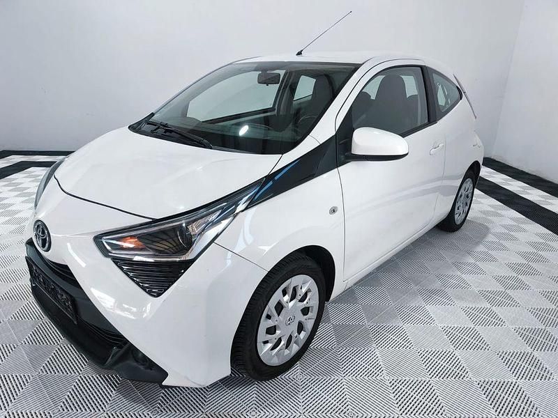 Weiß Gebraucht 2019 Toyota Aygo Connect Style Kleinwagen | 7.139 € (Fairer Preis) - Bild 1/4