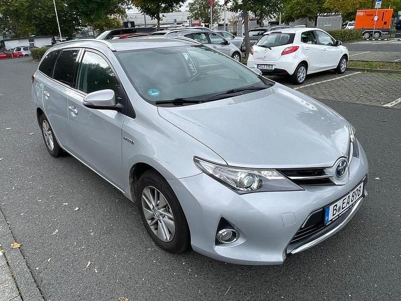Silber Gebraucht 2014 Toyota Auris Touring Sports Life Kombi | 6.800 € (Superpreis) - Bild 1/4