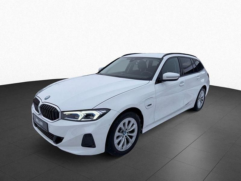 Gebraucht BMW 330e Shadowline 292 PS (214 kW) 2022 Alpinweiss iii (weiß) Kombi