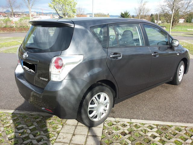 Gebraucht Toyota Verso Skyview Edition 147 PS (108 kW) 2011 Grau metallic Van / Kleinbus