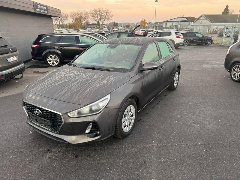 Grau Gebraucht 2017 Hyundai i30 Trend Limousine | 5.700 € - Bild 1/4