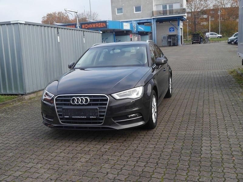Braun Gebraucht 2014 Audi A3 Attraction Limousine | 9.390 € (Superpreis) - Bild 1/4