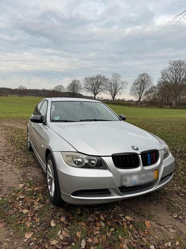 Silber Gebraucht 2005 BMW 320 Limousine | 2.200 € (Guter Preis) - Bild 1/4