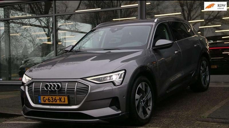 Grau Gebraucht 2019 Audi e-tron Ambiente SUV | 22.000 € (Guter Preis) - Bild 1/4