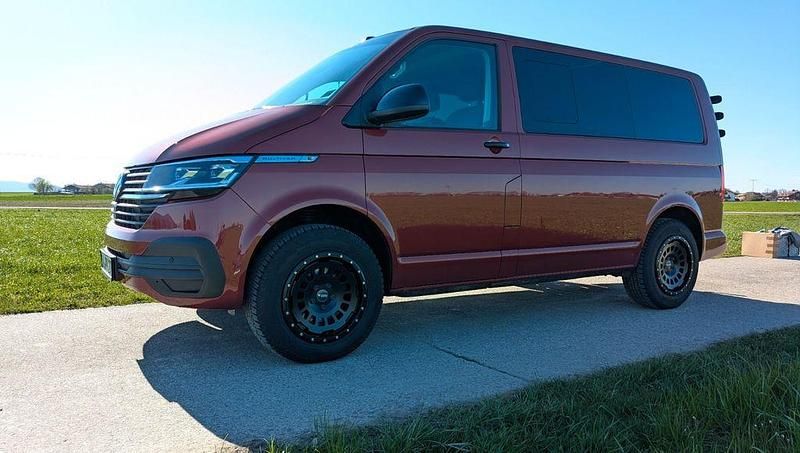 Second-hand VW Multivan 150 CP (110 kW) 2021 Roșu Monovolum