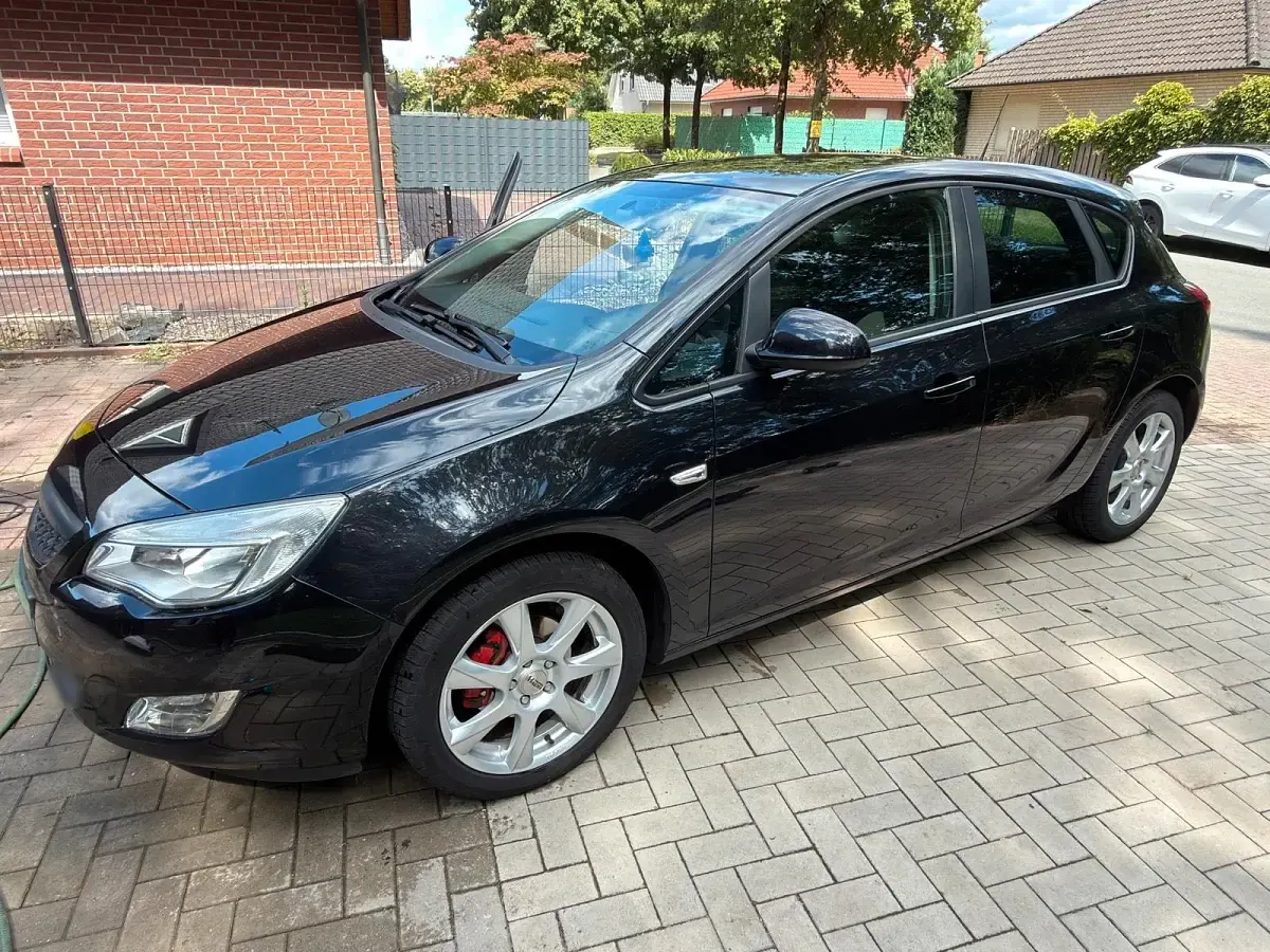 Gebraucht Opel Astra 140 PS (102 kW) 2011 Schwarz Kleinwagen