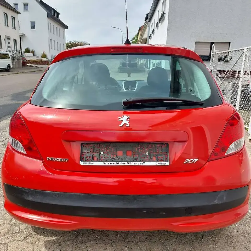 Gebraucht Peugeot 207 73 PS (53 kW) 2011 Rot Kleinwagen