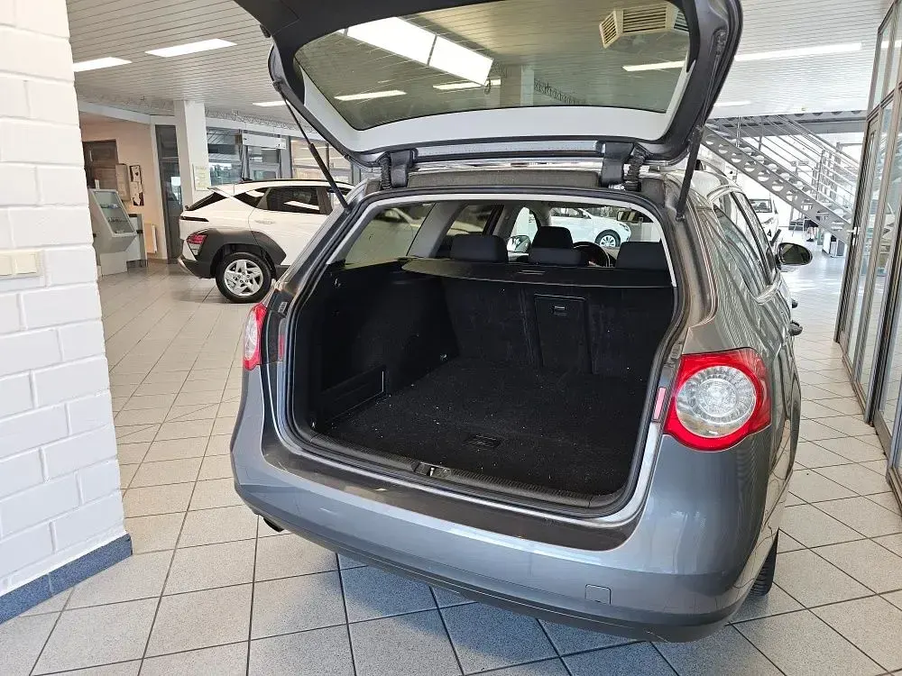 Gebraucht VW Passat 116 PS (85 kW) 2006 Silbermet. Kombi