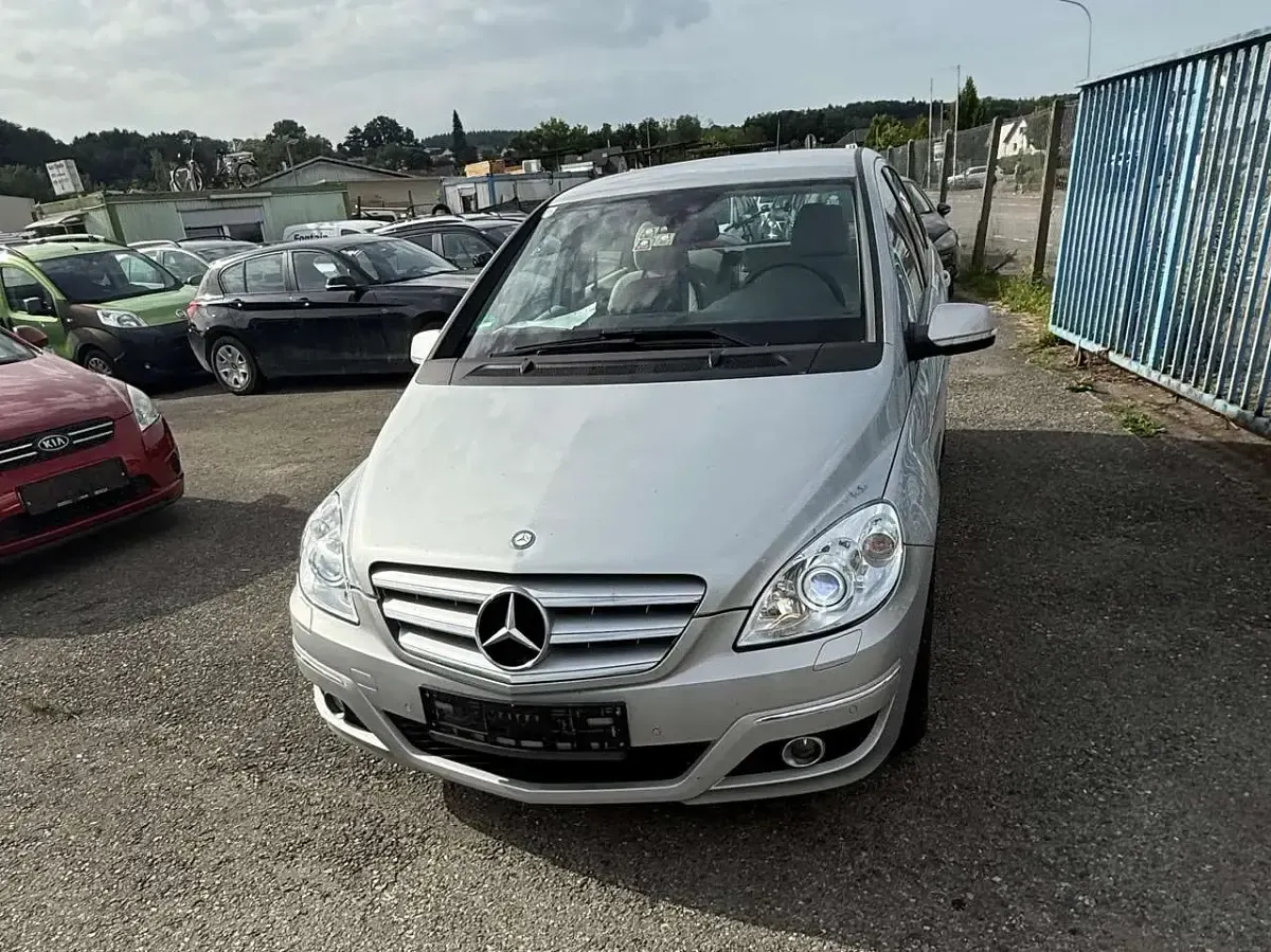 Gebraucht Mercedes B180 116 PS (85 kW) 2011 Polarsilber  metalliclack Kleinwagen