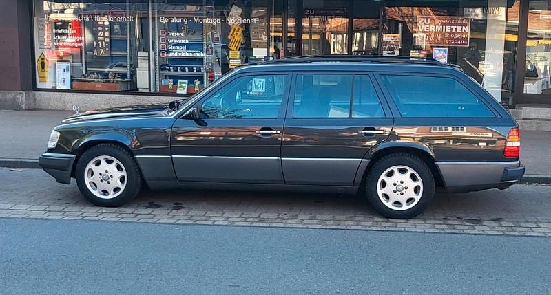 Schwarz Gebraucht 1996 Mercedes E220 Kombi | 9.999 € - Bild 1/4