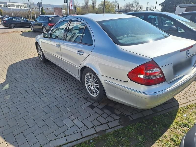 Gebraucht Mercedes E220 150 PS (110 kW) 2004 Silber Limousine