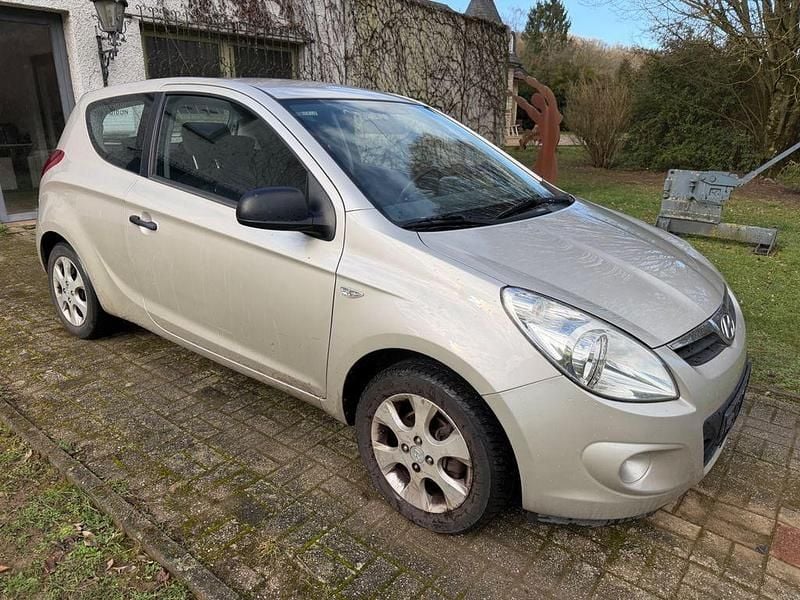 Gebraucht Hyundai i20 Classic 90 PS (66 kW) 2012 Silber Kleinwagen