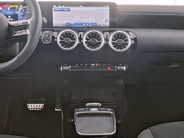 Gebraucht Mercedes CLA200 Advanced Plus 163 PS (119 kW) 2024 Metalliclack kosmosschwarz Coupé