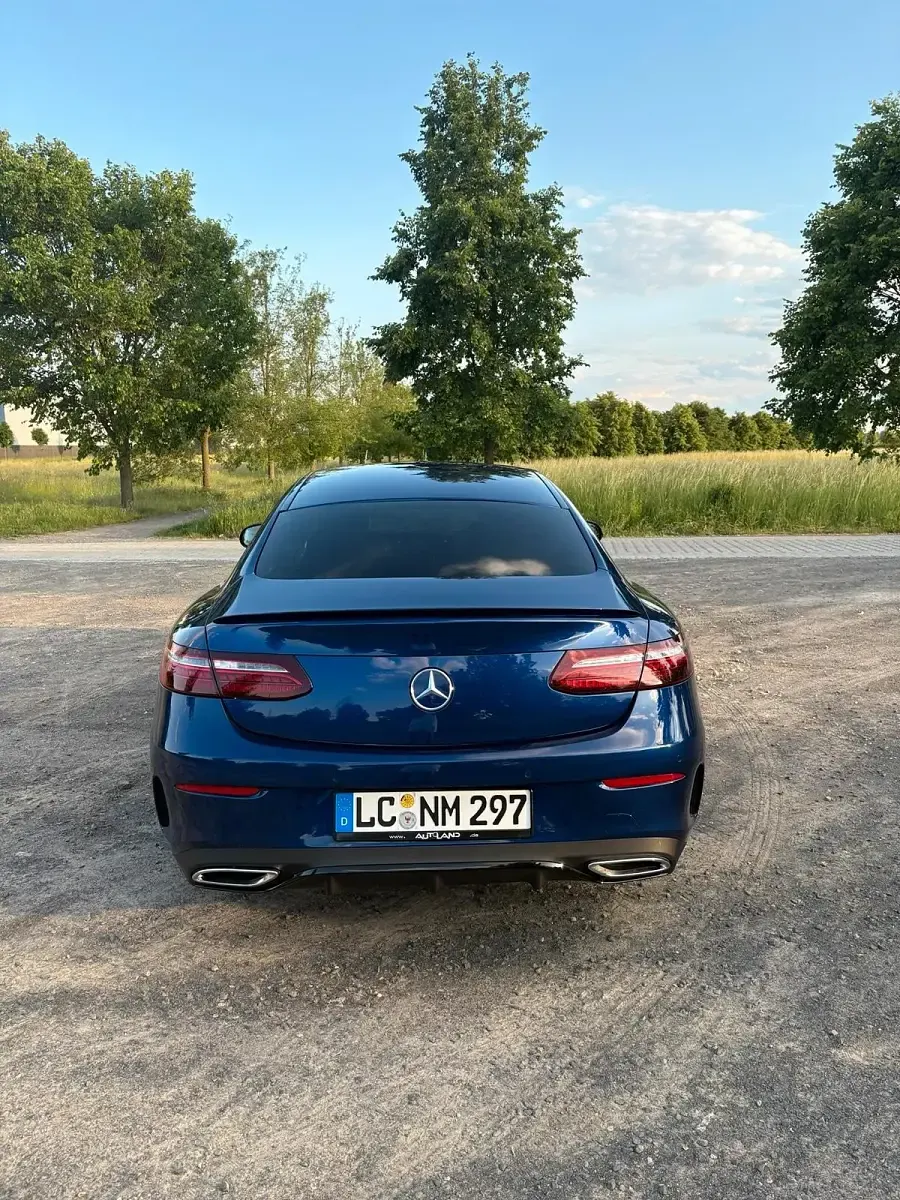 Gebraucht Mercedes E220 194 PS (142 kW) 2021 Blau Coupé