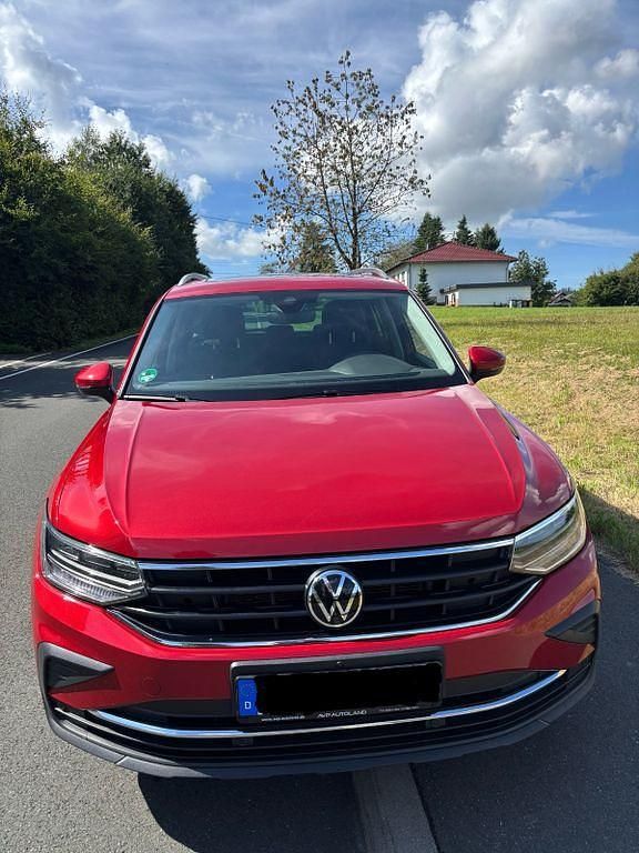 Gebraucht VW Tiguan Active 150 PS (110 kW) 2022 Rot SUV